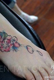 modello femminile del tatuaggio del fiore di colore del collo del piede