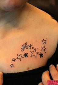 padrão de tatuagem de estrela de cinco pontas no peito de uma mulher