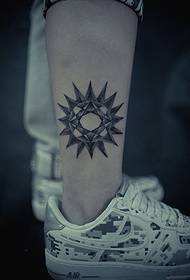 kreatif gambar tato pergelangan kaki duri matahari totem