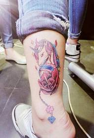o imagine cu model de tatuaj unicorn color gleznă
