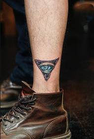 Immagine creativa del tatuaggio della caviglia dell'occhio del triangolo