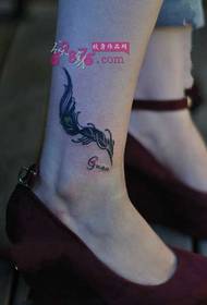 imagen fresca del tatuaje del tobillo de plumas pequeñas