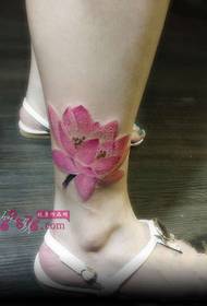 Gambar tinta tato pergelangan kaki teratai merah muda segar