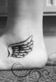 padrão de tatuagem de asas pequenas de pé de menina