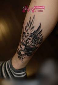 Ευρωπαϊκό μαύρο γκρίζα φτερά κλεψύδρα κλεψύδρα εικόνα τατουάζ αστράγαλο