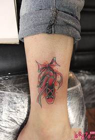 Сэксуальная чырвоная абутак на малюнку татуіроўкі на лодыжках
