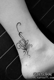 лодыжки девушки Изысканный маленький узор татуировки лотоса