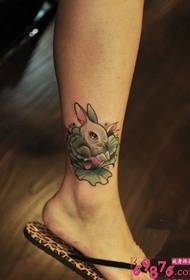 귀여운 흰 토끼 발등 문신 사진