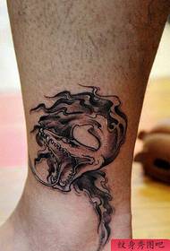 travaux de tatouage de serpent marqué à la cheville