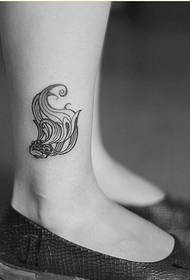 female ankle Beautiful goldfish tattoo pattern to enjoy the picture