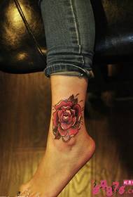 osjetljiva slika tetovaže ruža gležnja