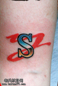 Tattoo 清新 脚 Modello di tatuaggio lettera S di colore
