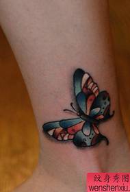 다리 색 나비 문신 패턴