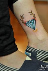 Tattoo show bar preporučio je dijamantski uzorak tetovaže do gležnja