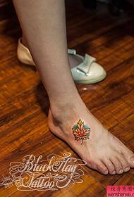 နောက်ကျောအရွက်တက်တူးပုံစံကိုဝေမျှရန် tattoo ပြသသည်
