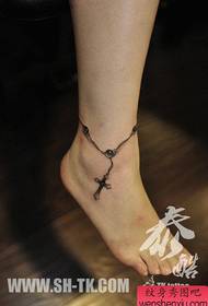 djevojka gležanj lijepi Petite uzorak tetovaža križa