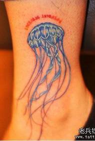 belega meduzo tatuaje mastro ĉe la maleolo de la knabino