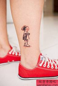 una figura di tatuaggi hà cunsigliatu per una tinta di tatuaggi di una zitella