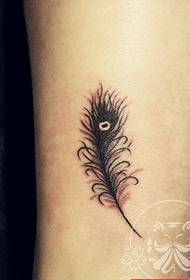 A tetováló show-kép egy boka toll tetoválás mintát javasol