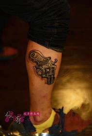 Image créative de tatouage de jambe de revolver
