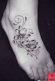 Tatuiruočių demonstravimo juostoje buvo rekomenduotas moteriškos vidinės gėlių tatuiruotės modelis