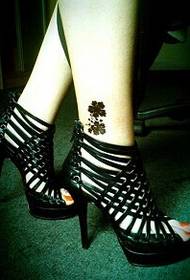 djevojke stopala svježi cvijet tetovaža sliku