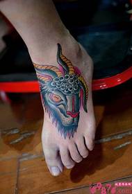 cuernos dominantes del pie imagen del tatuaje de la cabeza