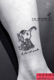 фигура за тетоважа препорача дела на тетоважа со слонови на нозе