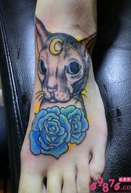 かわいい子犬の青いバラのタトゥー画像