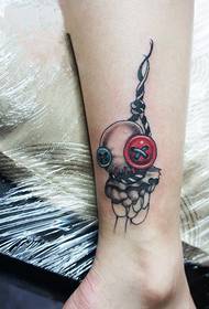 Креативная пуговица с татуировкой на лодыжке