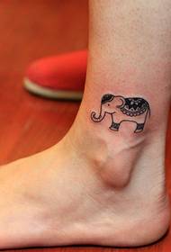 Tetovēšanas šova attēlā tika ieteikts maza potītes potītes mazuļa tetovējums
