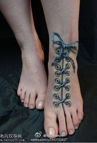 Фото-доминирачка зашеметувана шема на тетоважи со чипка