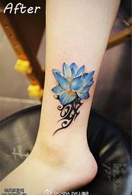 sieviešu potītes krāsas lotosa totēma tetovējums