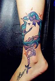 patrón de tatuaje de unicornio de color de tobillo