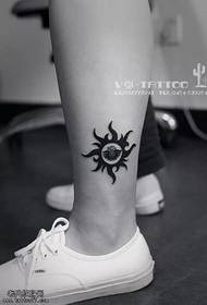 Pekerjaan tato kaki totem matahari dibagikan oleh museum tato