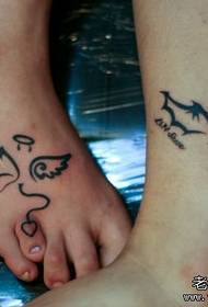 um casal elegante totem asas tatuagem padrão