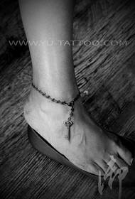 Los tatuajes femeninos de la pulsera para el tobillo son proporcionados por Tattoo Show Bar