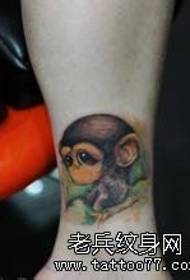 stąpanie ślicznych małpich tatuaży