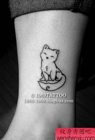 Малена тетоважа мачке на свјежем стопалу