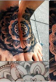 脚背上一幅个性流行的图腾纹身图案