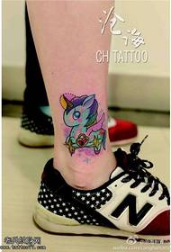 imagen de tatuaje de caballo de color de tobillo