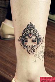 Tattoo show slika dijeli gležanj kao božji uzorak tetovaža