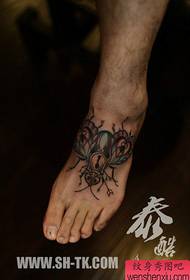 egy népszerű hűvös rovar kulcslyuk tetoválás mintája a lábszáron