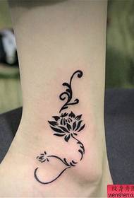 modello del tatuaggio del totem del piede rosa
