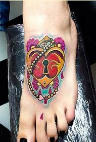 foto di moda donna collo del piede bella serratura tatuaggio modello