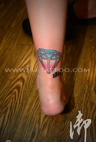 sieviešu pēdas krāsas dimanta tetovējuma modelis