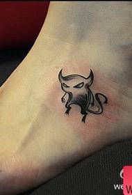 et lille tegneserie-tatoveringsmønster på en kvindes fod