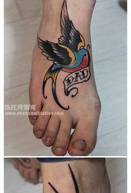 djevojke pokušavaju uhvatiti prekrasan pop lastovski uzorak tetovaže