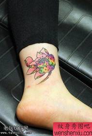 Čiurnos spalvos lotoso tatuiruotės dalijamos tatuiruotėmis.