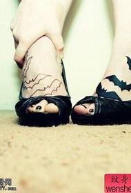 trabalho de tatuagem pequeno e criativo pé morcego